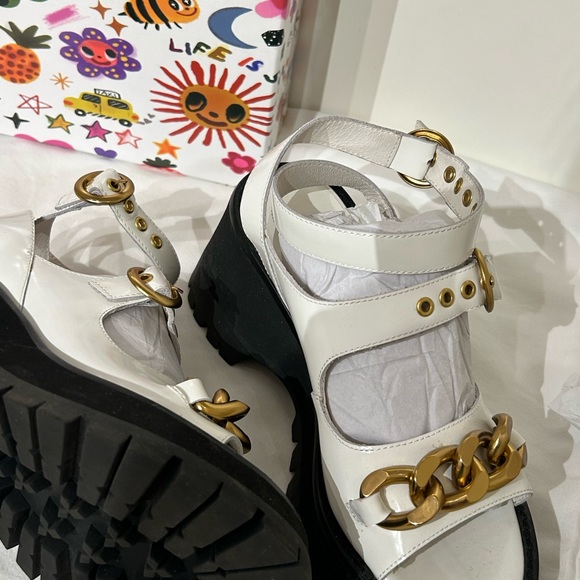 Jeffrey Campbell, white white sandals with Gold chain. Sz 6.5 NWT Anthropology - Picture 12 of 14